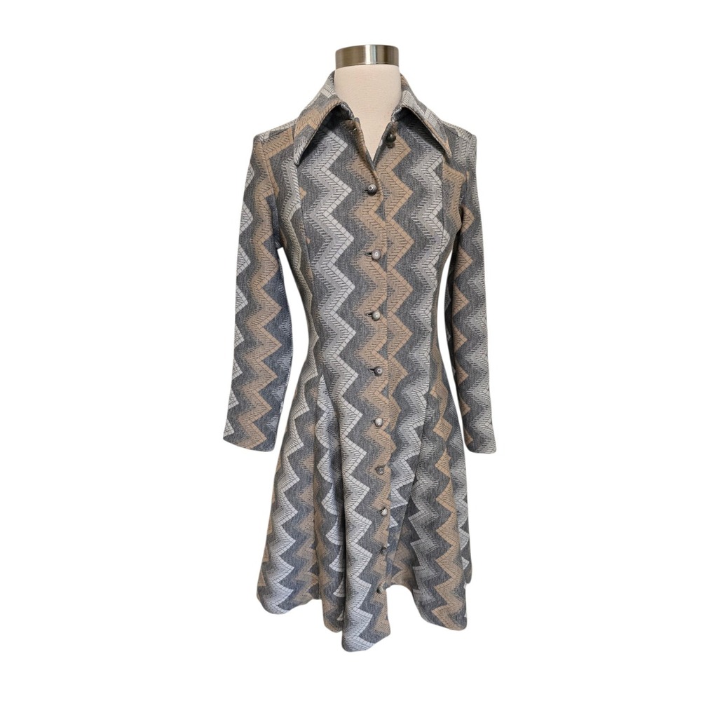 Vintage 1970s Zig Zag Knit Shirt Dress Gray Tan Button Front Collared Mod